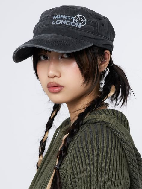 Military Cap Outfit, Messenger Hat Outfit, Flat Cap Women Outfits, Aesthetic Outfit Lookbook, Black Cap Outfit, Art Student Outfit, Flat Cap Women, Y2k Hats, Y2k Hat