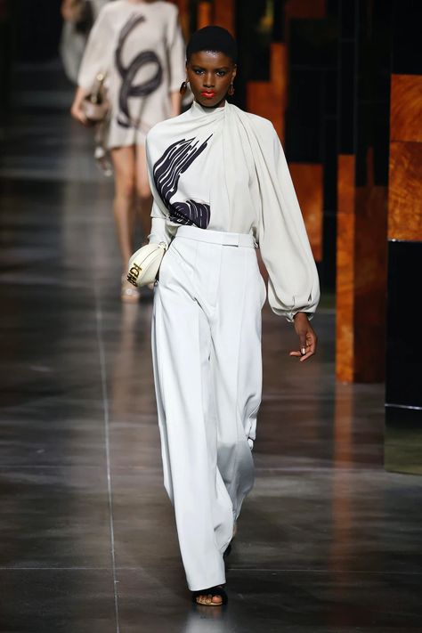 Fendi Blouse, Fendi Runway, 2022 Runway, Abaya Outfit, Sassy Style, Haute Couture Designers, Summer 22, Spring Summer 2022, Going Out Outfits