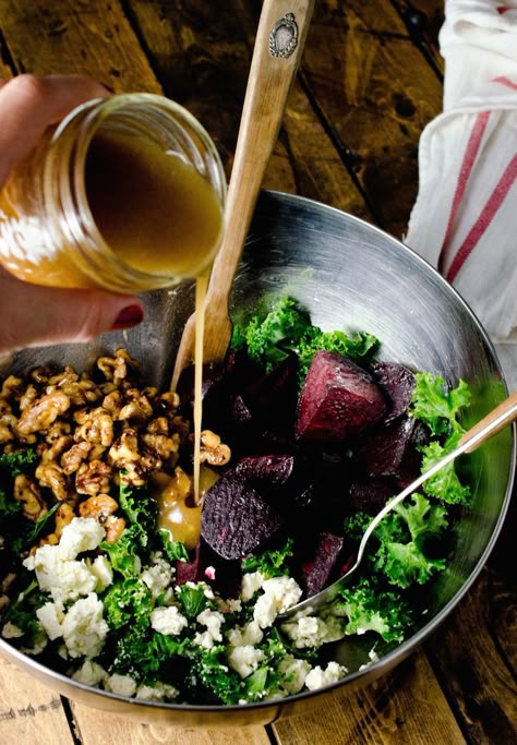 Beet And Kale Salad, Candied Walnut Recipe, Salad Quinoa, Salad Kale, Kale Salad Recipes, Walnut Recipes, Hearty Salads, Roasted Beets, Beet Salad