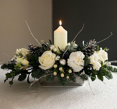 Centre Piece Christmas, Christmas Centre Pieces Table, Christmas Floral Table Arrangements, Christmas Table Centerpieces Elegant, Christmas Centrepiece Ideas, Christmas Centre Pieces, Table Centre Pieces, Christmas Table Centrepiece, Xmas Flowers