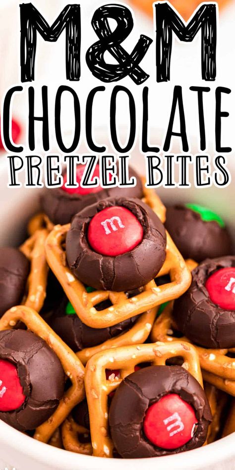 Holiday Pretzel Treats, Chocolate Pretzels Christmas, Chocolate Pretzels Recipe, Pretzel Chocolate Bites, Christmas Pretzels, Baked Pretzels, Pretzel Treats, Easy Treat, Holiday Chocolate