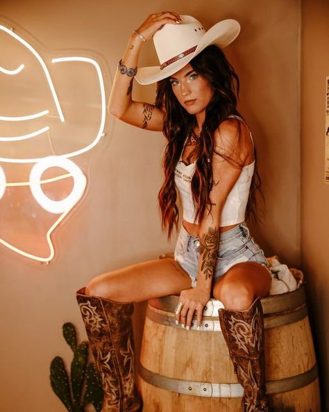 Poses With Cowgirl Hat, Bouduar Photos Cowboy Hat, Saloon Photoshoot Ideas, Western Outfits Women Photoshoot, Hot Cowgirl Outfit Summer, Western Bouidor Photography, Country Bodouir Photoshoot Ideas, Western Budior Photoshoot Ideas, Aesthetic Photoshoot Ideas Outside