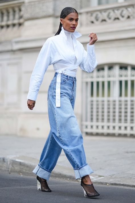 Oversized White Shirt, Jeans Trend, Paris Chic, Couture Looks, Outfit Jeans, Jean Trends, Street Style Paris, Mode Inspo, Celebrity Outfits