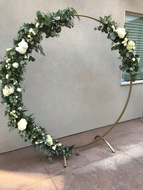 Round Arch With Eucalyptus, Flower Arch Ring, Gold Circle Arch With Greenery, Circle Arch With Greenery, Arch Flowers Wedding Diy, Curved Wedding Arch Ideas, Diy Floral Arch Wedding, Round Arch With Flowers, Wedding Circle Arch Ideas