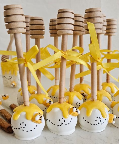 Honey Bee Cake, Bee Cake Pops, Custom Cake Pops, Bee Cake, Pops Cake, Winnie The Pooh Cake, Winnie The Pooh Honey, Winnie The Pooh Themes, Wedding Cake Pops