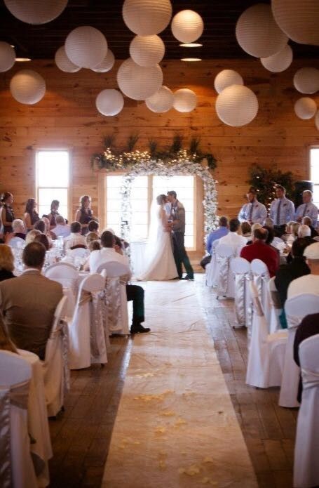 Wedding Ceremony Seating, Winter Wedding Venues, Rustic Wedding Decorations, Boda Diy, Rustic Winter Wedding, Wedding Decoration Ideas, Wedding Planning On A Budget, Winter Wedding Decorations, Wedding Winter