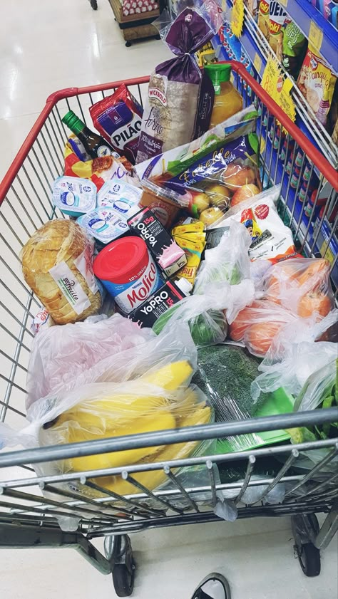 Compras saudáveis Supermarket Shopping Aesthetic, Mercado Aesthetic, Bad Men Quotes, Vip Card Design, Super Mercado, Graduation Poses, Vip Card, Video Game Rooms, Junk Food Snacks