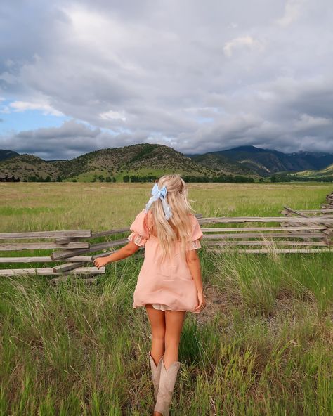 midwest meets montana 🦬🏔️🌾 . . . #coastalcowgirl #cowgirlchic #cowgirlstyle #westernfashion coastal cowgirl // cowgirl boots // cowgirl chic // cowgirl fashion // cowgirl style // western style // cottage core // mountain aesthetic // mountain pictures Southern California Aesthetic Outfits, Southern Charm Aesthetic, Aesthetic Mountain Pictures, Dark Country Aesthetic, Southern Girl Aesthetic, Soft Cowgirl, Vintage Cowgirl Aesthetic, Farm Girl Aesthetic, California Cowgirl