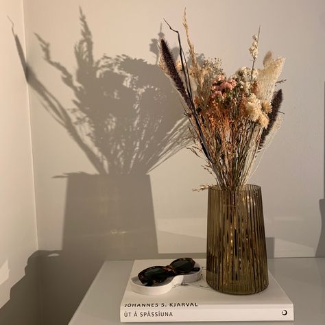 Dried Flowers Desk, Flower At Home Aesthetic, Dry Flowers Home Decor, Dried Flowers Bedroom Decor, Dried Flower Bedroom, Dry Flowers Aesthetic, Dried Flowers Ideas Decor, Dried Flowers Aesthetic, Dry Flowers Decoration