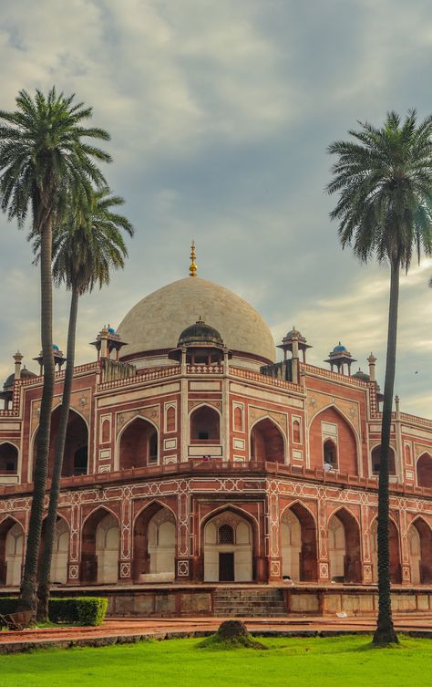 1569-70,Humayun's tomb(Maqbara-i Humayun) the tomb of the Mughal Emperor Humayun in Delhi, India.The tomb was commissioned by Humayun's 1st wife,Empress Bega Begum(also-Haji Begum),in 1569-70,designed by Mirak Mirza Ghiyas&his son,Sayyid Muhammad,Persian architects.It was the 1st garden-tomb on the Indian subcontinent,is located in Nizamuddin East,close to the Dina-panah Citadel, also-Purana Qila(Old Fort),that Humayun found in 1533.It was the 1st structure to use red sandstone at such a scale. Humayun Tomb Aesthetic, Humayun Tomb Photography, India Asthetic Pics, Old Delhi Aesthetic, Purana Qila, Delhi Pics, Indian Monuments, Lahore Fort, Backwaters Of Kerala