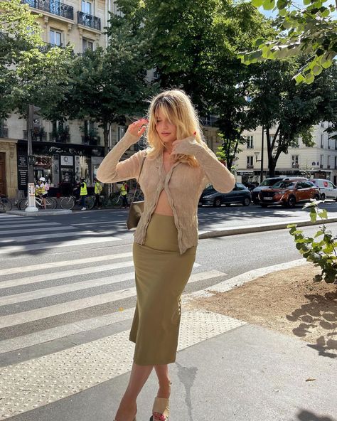 Sabina Socol (@sabinasocol) • Instagram photos and videos Sabina Socol, Perfect Capsule Wardrobe, Fashion Newsletter, French Paris, Paris Girl, Jeanne Damas, French Girls, Influencers Fashion, Parisian Chic