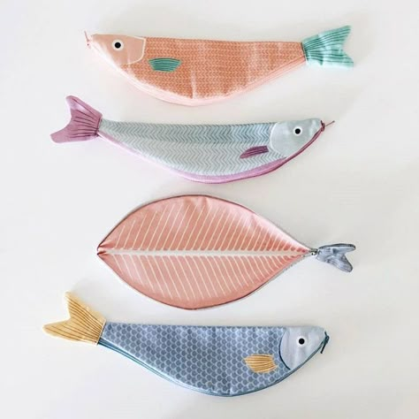 Julia Castaño Fish Bags, Fabric Fish, Fish In A Bag, Creation Couture, Diy Couture, Diy Sewing, Fabric Crafts, Needlework, Diy And Crafts