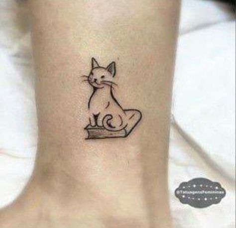 Small Book Tattoo, Blatt Tattoos, Minimalist Cat Tattoo, Book Lover Tattoo, Classy Tattoos For Women, Bookish Tattoos, Petit Tattoo, Tattoo Magazine, Cat Book