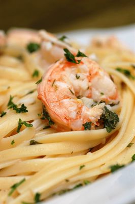 Lemony Shrimp Scampi Pasta - Melissa d'Arabian  ***If you ask Brad what his favorite dinner is, Shrimp Scampi will definitely be at the very top of that list. THIS recipe from Southern Living magazine is the one that I usually follow, and it's been his favorite for a long time now. Lemon Pepper Shrimp, Parmesan Crusted Tilapia, Shrimp Scampi Pasta, Shrimp Linguine, Scampi Pasta, Parsley Leaves, Lemon Shrimp, Pepper Shrimp, Salad Appetizer