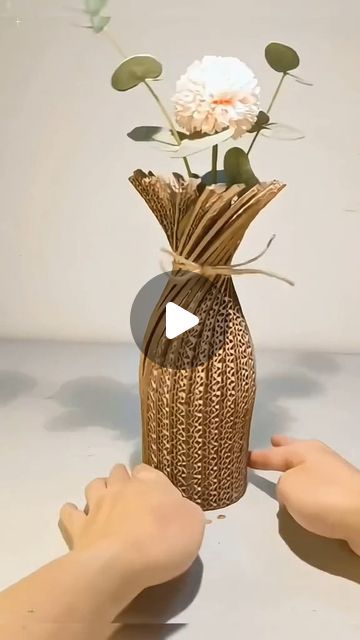 Cardboard Vase, Art From Recycled Materials, Creative Vase, Ecofriendly Crafts, Upcycled Decor, Vase Making, Abstract Art Decor, Eco Art, Diy Home Projects