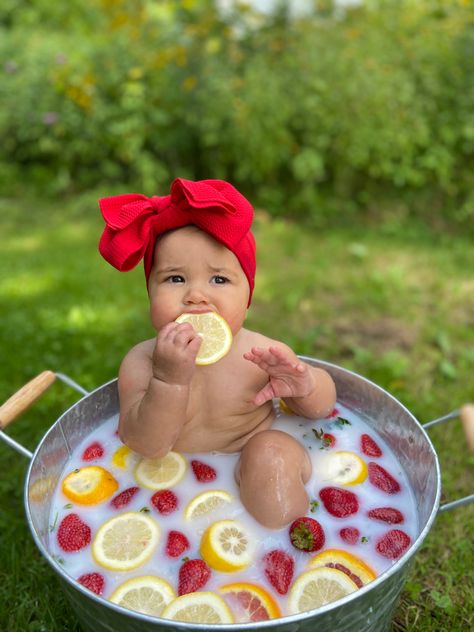 Fruit Bath Photoshoot, Bath Photos, Baby Milk Bath, Baby Holiday Photos, Bath Photoshoot, Milk Bath Photos, Photo Bb, Baby Milestones Pictures, Monthly Baby Pictures