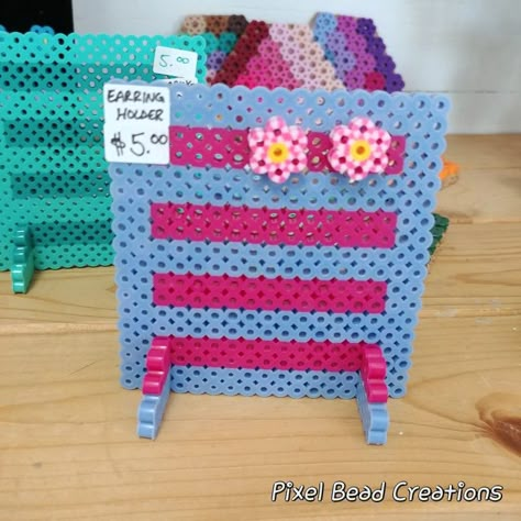 Perler Beads Jewelry Holder, Perler Bead Stud Earrings, Perler Beads Ideas To Sell, Peeler Bead Earring Holder, Perler Earring Holder, Perler Bead Earring Holder, Diy Earring Holder For Studs, Pearler Beads Ideas Aesthetic, Hama Beads Aesthetic