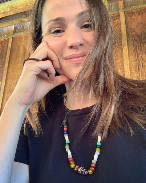 I felt so spoiled by all of the birthday sweetness, thank you. ♥️ I celebrated by making myself this lovely bead necklace. #47wasarager😂👵🏻… Jen Garner, Paloma Recipe, Perfect Red Lipstick, Paloma Cocktail, Jennifer Garner, Celebrity Makeup, Free Makeup, Doja Cat, Makeup Trends