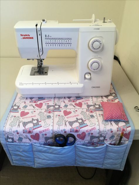 Sewing Machine Cover Diy, Sewing Machine Cover Pattern, Idee Cricut, Sewing Room Design, Sewing Machine Basics, Sewing Machine Projects, Sewing Machine Cover, Blue Tile, Sewing Crafts Tutorials