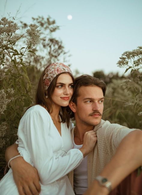 Posed Couple Pictures, Sitting Down Poses For Couples, Apple Picking Couples Photos, Colorado Couple Photoshoot, Musician Couple Photography, Couples Backyard Photoshoot, Bohemian Couple Photoshoot, Engagement Photos Portrait, Grass Engagement Pictures