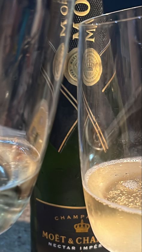 Moet Champagne Aesthetic, Savanna Cider, Champagne Aesthetic, Moet Champagne, Champagne Moet, Liqueur Drinks, Pretty Alcoholic Drinks, Image Couple, Alcohol Party