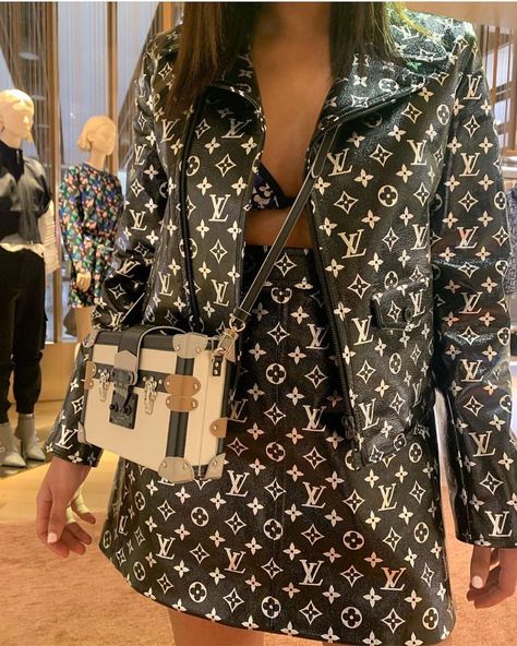 Louis Vuitton No.1 Fan Page on Instagram: “Total Look LV @shivanigohiil 💚 #louisvuittoninternational #louisvuitton” Luis Vuitton Outfits, Louis Vuitton Clothes, Vuitton Outfit, Louis Vuitton Outfit, Louis Vuitton Fashion, Looks Chic, Teenage Fashion Outfits, Luxury Outfits, Cute Casual Outfits