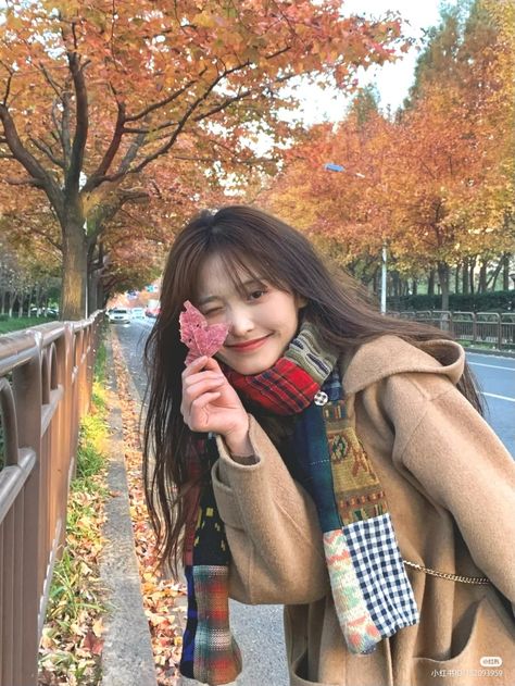 Korean Fall Outfits, Autumn Photography Portrait, Korea Autumn, Autumn In Korea, Japan Autumn, Crochet Sweater Design, Mens Hairstyles Thick Hair, 사진 촬영 포즈, Model Poses Photography