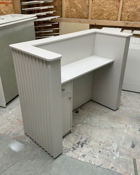 We have some Salon Furniture coming through the workshop finished in Farrow & Ball Ammonite 🙌🏼🩶 Modern Boutique Interior, Salon Desk, Front Desk Design, Corner Shelf Design, Store Shelves Design, Bakery Shop Design, Reception Desk Design, Salon Suites Decor, Spa Rooms