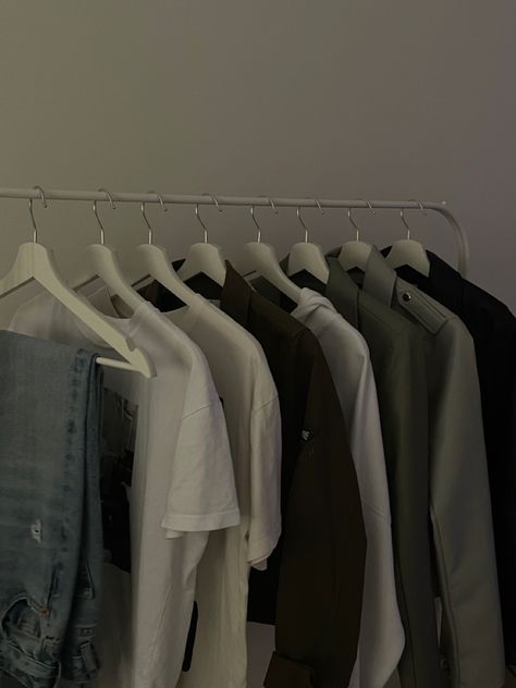 Lifestyle Photography Men, Minimal Room Aesthetic, Aesthetic Streetwear Outfits, Perfect School Morning Routine, Fashion Inspo Men, Men Urban Fashion, Room Wardrobe Design, Room Bedroom Aesthetic, Clothing Rack Bedroom