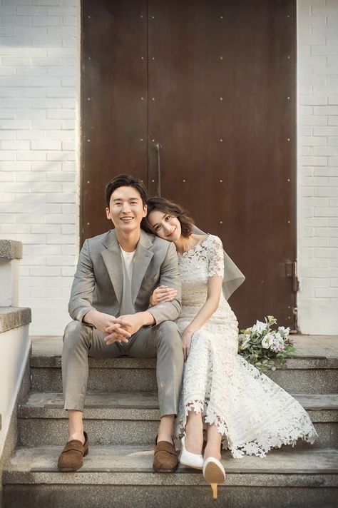 Inspirasi Foto Prewedding, Prenuptial Photoshoot, Pose Prewedding, Foto Prewedding, Pre Wedding Photoshoot Props, Wedding Fotos, Korean Wedding Photography, Pre Wedding Photoshoot Outfit, Wedding Photo Studio