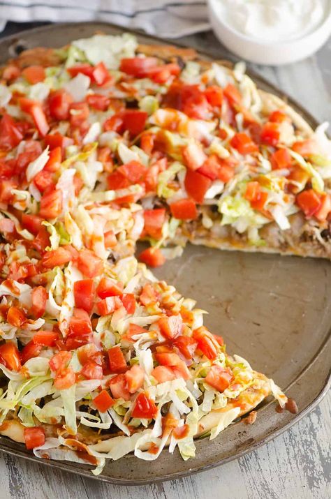 This easy homemade Taco Pizza is a family friendly recipe with delicious Mexican flavors! It is a simple weeknight dinner made with refried beans, seasoned ground beef and fresh vegetables. #TacoPizza #HomemadePizza #TacoNight Pizza Nachos Recipe, Homemade Taco Pizza, Easy Taco Pizza, Pizza Nachos, Taco Pizza Recipes, Refried Beans Recipe, Nachos Recipe Easy, Mexican Pizza, Taco Pizza