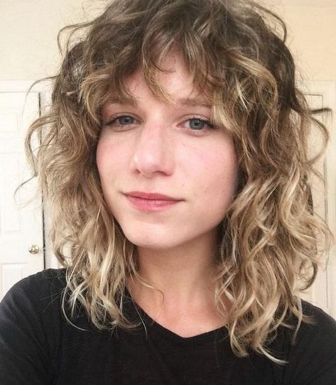 Short Layered Curly Hair, Undercut Haircut, Layered Curly Hair, Wavy Haircuts, Medium Curly Hair Styles, Hair 2018, Curly Hair With Bangs, Short Curly Hair, Undercut