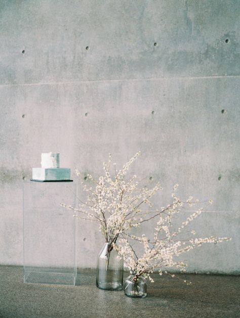 Modern Minimalist Wedding Ideas at the Modern Art Museum of Fort Worth via Magnolia Rouge Minimalist Wedding Cake, Minimalist Wedding Ideas, Wedding Cake Display, Modern Art Museum, Minimalist Wedding Rings, Art Museum Wedding, Rustic Wedding Decorations, Minimalist Wedding Decor, Contemporary Bride