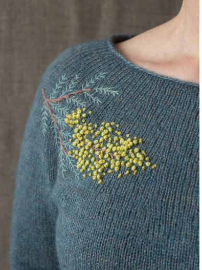 Embroidery On Hand Knits, Embroidery With Wool Yarn, Embroidery Ideas For Clothes, Embroidering Knitting, Wool Embroidery On Knitting, Embroidery On Knitted Items, Embroidery Inspiration Clothing, Hand Embroidery Sweater, Knitting Inspiration Creative