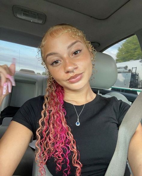 Pink Dyed Curly Hair, Pink And Blonde Hair Black Women, Pink Hair Curly, Dyed Curly Hair Ideas, Pink Curly Hair, Dyed Curly Hair, Highlights Curly Hair, Mixed Curly Hair, Cute Hair Colors