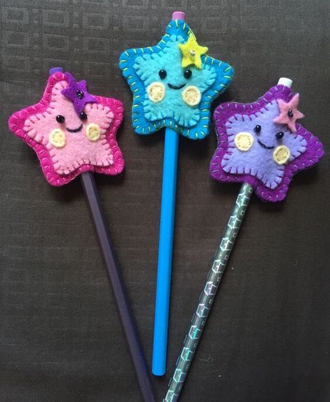 DIY felt shooting stars pencil toppers in different colors Felt Pencil Toppers, Pencil Toppers Diy, Pencil Topper Crafts, Pen Toppers, Felt Toys Patterns, Diy Pencil, Bee Creative, Felt Gifts, Hand Crafts For Kids