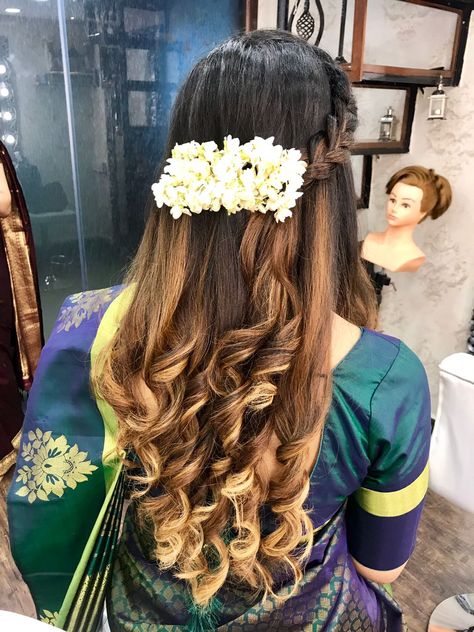 Balayage hair on Saree Tamil Wedding Guest Hairstyle, Gajra Hairstyles Open, Mullapoo Hairstyles Kerala, Onam Makeup, Kerala Hairstyles, Baby Shower Hair Styles, Curly Hairstyles For Wedding, Hairstyles On Saree, Onam 2024