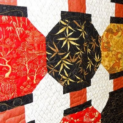 Chinese Lantern Quilt in its natural habitat | the sewinghappyplace Lantern Quilt Pattern, Japanese Quilt Patterns, Quilt Pattern Free, Hexagon Quilt Pattern, Asian Quilts, Quilts Blocks, Japanese Bedroom, Japanese Table, Chinese Theme