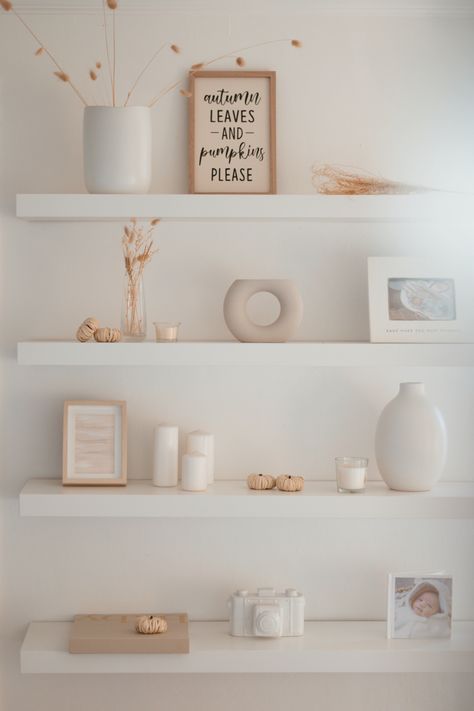 White Shelves In Bedroom, Wall Shelf Minimalist, Bedroom Shelf Decor Ideas Wall Shelves, White Floating Shelf Decor, Cozy Shelf Decor, Ikea Shelves Decor, Minimalistic Shelf Decor, White Shelf Ideas, Shelves Decor Bedroom