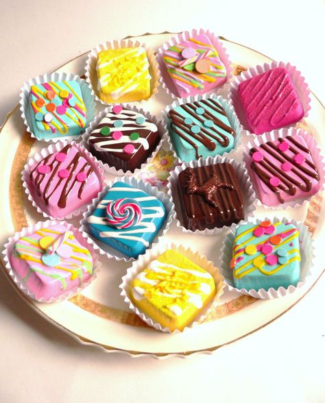 Fake Food Art, Fake Candy Diy, Faux Chocolates, Food Props Diy, Faux Cookies, Fake Desserts, Fake Chocolate, Faux Desserts, Candy Props