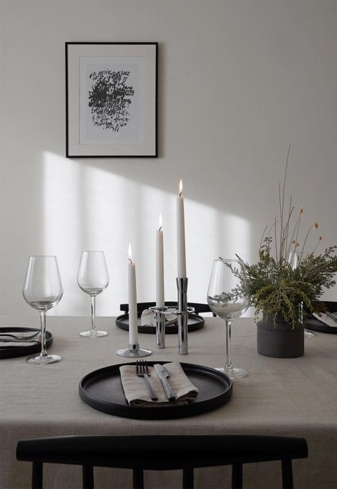 Modern Christmas Table Settings, Minimalist Christmas Table, Minimalistic Table Setting, Christmas Table Inspiration, Simple Christmas Table, Scandinavian Table Setting, Black Tableware, Nordic House, Scandinavian Furniture Design