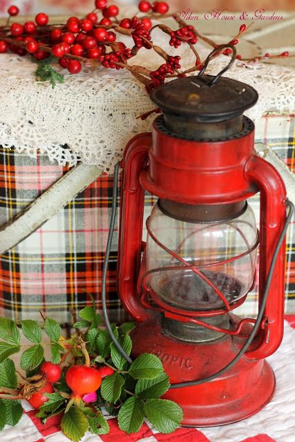 Cortinas Country, Natal Country, Red And White Kitchen, Vintage Auto's, Old Time Christmas, Deco Champetre, Cabin Christmas, Tartan Christmas, Red Lantern