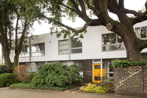 Span House: 1960s Eric Lyons-designed property on the Cator Estate, Blackheath, London SE3 1960s House, Mid Century Exterior, Modernist House, Built In Cupboards, Three Bedroom House, London Property, Mid Century Architecture, The Modern House, Mid Century House