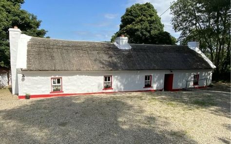 This 300-year-old traditional Irish cottage in Donegal is perfect for anyone eyeing a peaceful life in the Irish countryside. Traditional Irish Cottage Interiors, Old Irish Cottage Interiors, Old Irish Cottage, Traditional Irish Cottage, Irish Cottage Interiors, Ireland Houses, Ireland Cottage, Moving To Ireland, Bay County