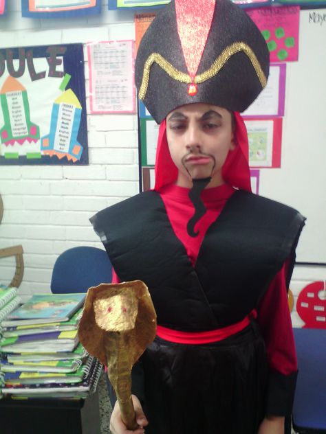 Jafar´s Costume DIY - Disfraz de Jafar para obra escolar. Jafar Costume Diy, Disney Villains Costumes, Aladdin Costume Ideas, Halloween Camping Decorations, Jafar Costume, Costume For School, Aladdin Play, Villains Costumes, Family Costumes Diy