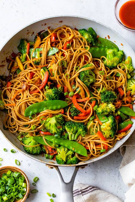 Dandelion Fritters, Vegan Lo Mein, Veggie Lo Mein, Vegetable Lo Mein, Lo Mein Recipes, Healthy Vegetarian Dinner, Salad Pasta, Lo Mein, Skinny Taste Recipes