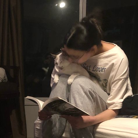 #cats #books #reading #kitty #aesthetic #pinterest #tiktok Book Person Aesthetic, Reading With Cat Aesthetic, Person Reading Aesthetic, Getting A Cat Aesthetic, Having A Cat Aesthetic, Study With Cat, Cat Reading Book Aesthetic, Cats Vision Board, Owning A Cat Aesthetic