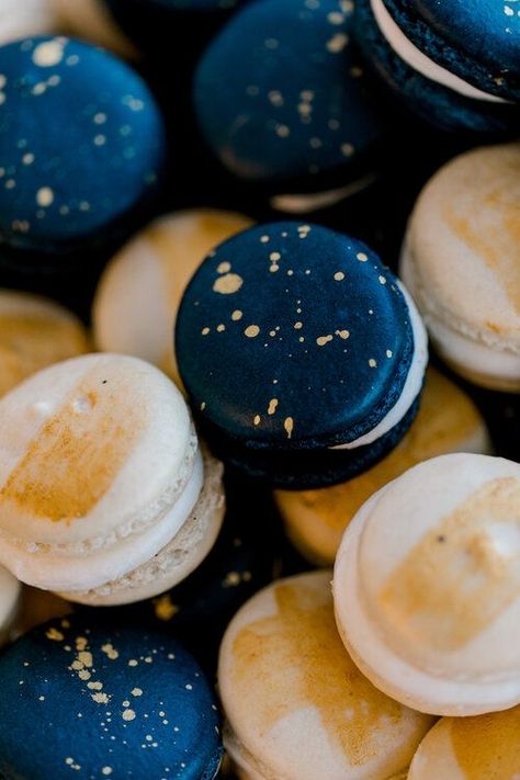 Macaroons For Wedding, Celestial Halloween, Blue Macaroons, Unique Wedding Cake Ideas, Celestial Wedding Theme, Wedding Dessert Ideas, Galaxy Wedding, Stars Wedding, Unique Wedding Cake