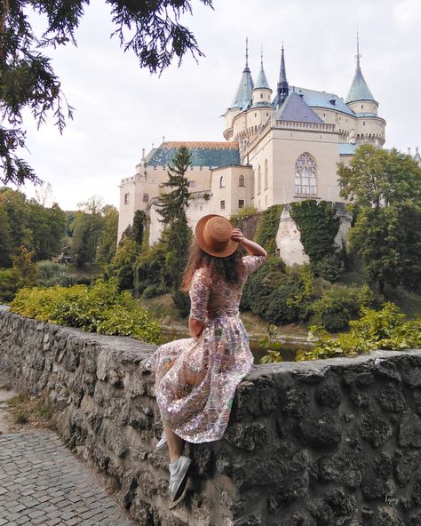 OLD SCHOOL CHIC, LIKE A MOVIE STAR FROM THE SILVER SCREEN! #TRAVELPHOTOSTORY : BOJNICE CASTLE. Castle Pictures Ideas, Midevil Castle, Bojnice Castle, Paris Outfit Ideas, Chinese Fancy Dress, Roman Aqueduct, Castle Pictures, Romantic Photoshoot, Travel Pictures Poses