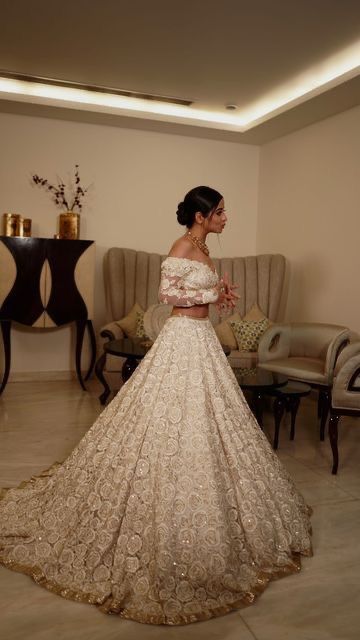 Indian Wedding Outfit Bride, Indian Reception Outfit, Indian Wedding Reception Outfits, Minimal Bride, Wedding Reception Outfit, Reception Outfits, Modern Indian Wedding, Indian Bridesmaid Dresses, Indian Wedding Gowns